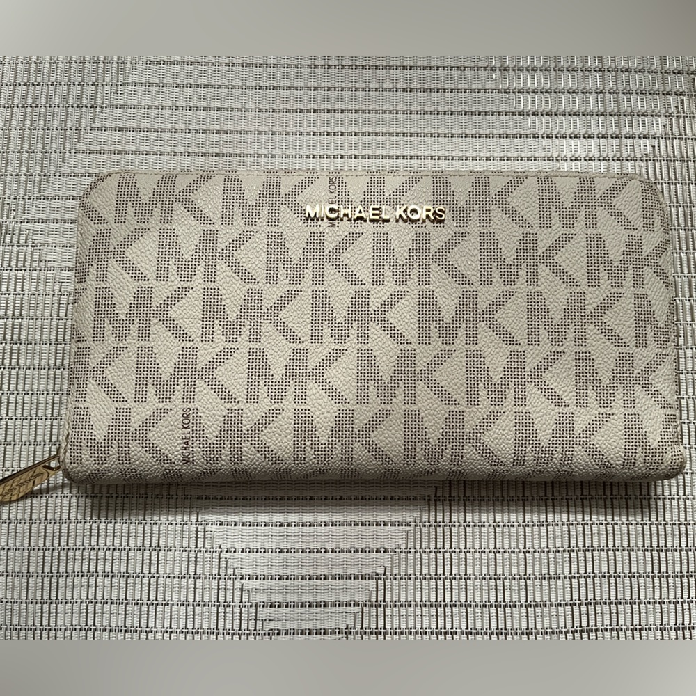 Like New Michael Kors Large Travel Wallet in Vanilla